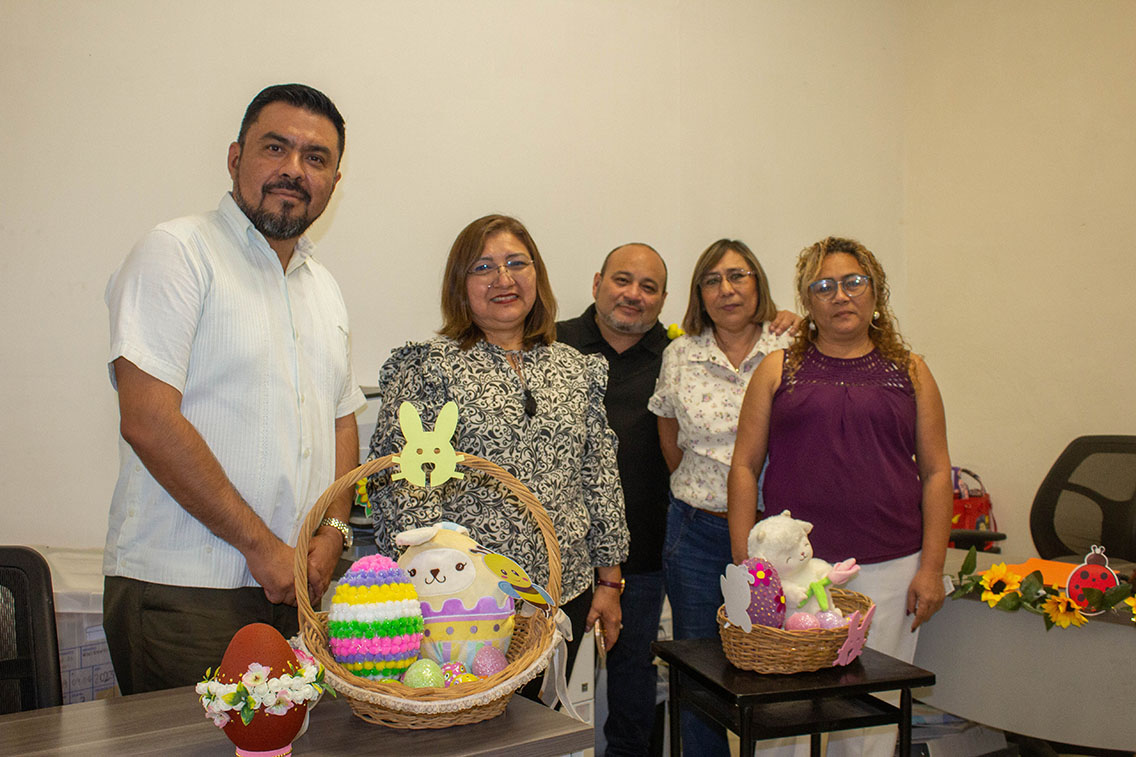 Celebran la pascua con huevos decorados en las oficinas del ISSTEY.