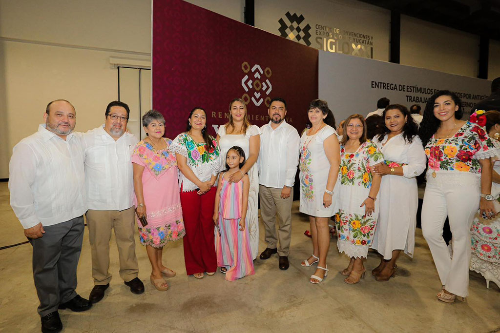Un homenaje a la dedicación: entregan reconocimientos por años de servicio.