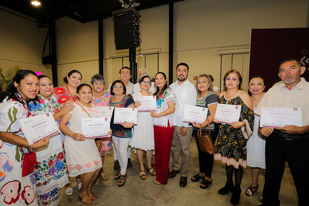 Un homenaje a la dedicación: entregan reconocimientos por años de servicio.