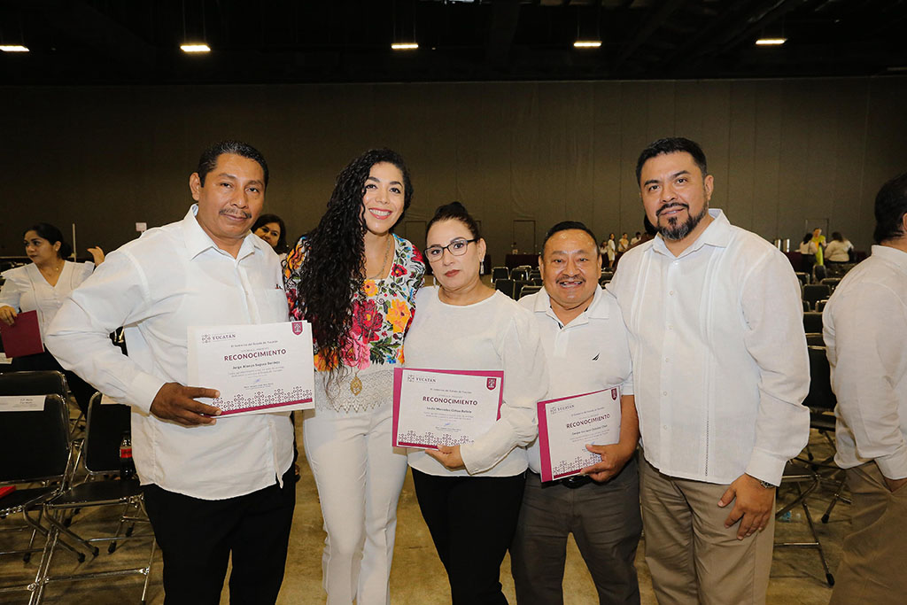 Un homenaje a la dedicación: entregan reconocimientos por años de servicio.
